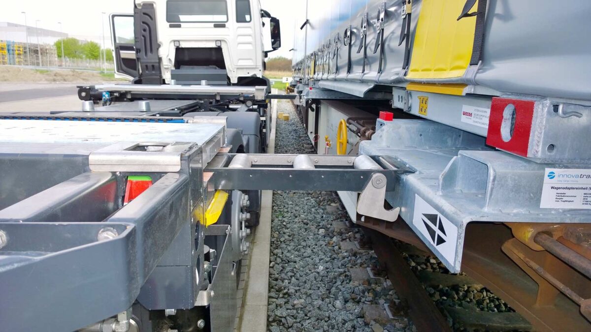 Der ContainerMover erlaubt den einfachen Containertransfer zwischen Eisenbahn und LKW