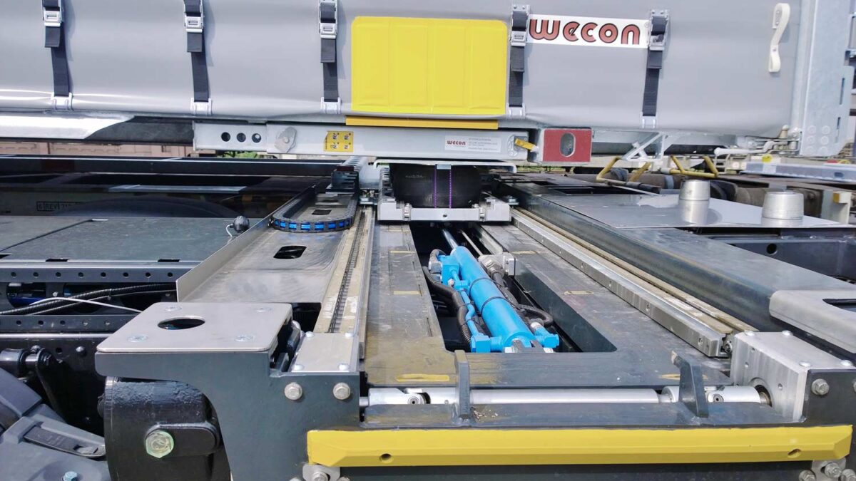 Der ContainerMover erlaubt den einfachen Containertransfer zwischen Eisenbahn und LKW