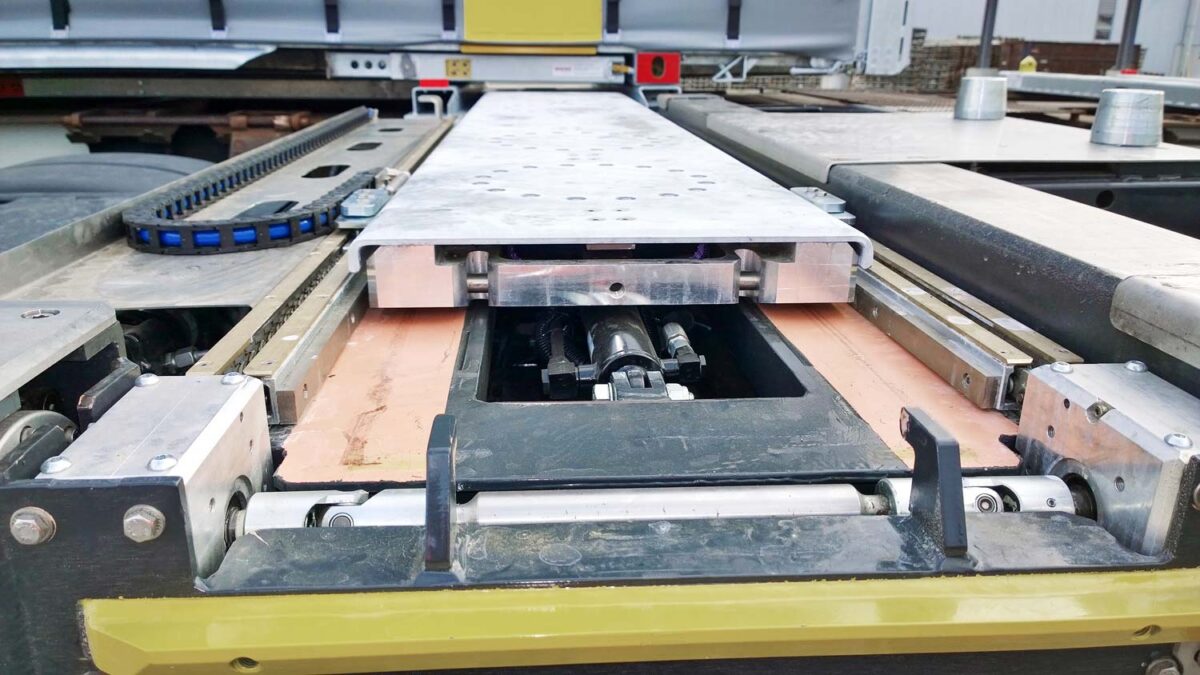 Der ContainerMover erlaubt den einfachen Containertransfer zwischen Eisenbahn und LKW