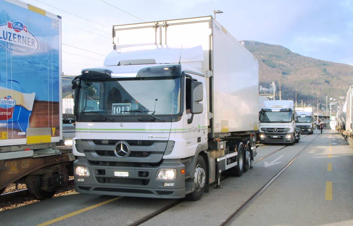 Der ContainerMover erlaubt den selbständigen, äusserst effizienten Containertransfer zwischen Eisenbahn und LKW